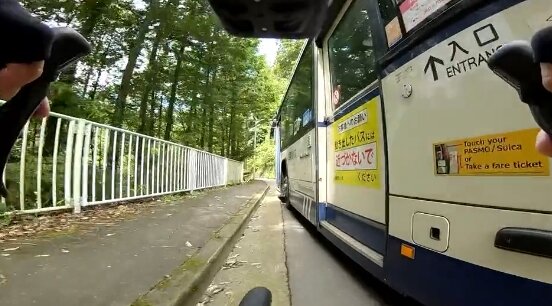 自転車乗りのおっさん「バスに幅寄せされた危ないだろ！」⇒どう見てもおっさんが悪い動画だと話題に
