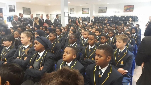 イギリスの小学校の入学式と言われてる画像、ガチでヤバすぎる