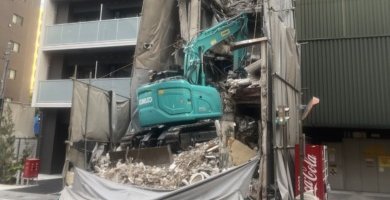 今度はクルド人による違法なビル解体が大問題に、法律無視でアスベストなどが周囲に飛散か