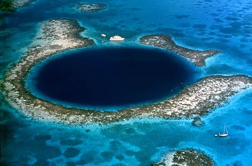 【画像】海のブルーホールって穴、怖すぎて夜も眠れない