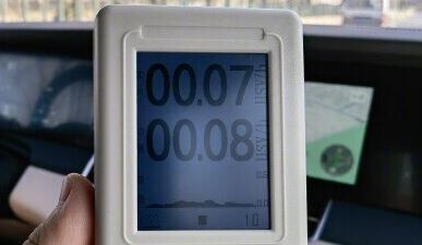 とある中国人が上海ガニを食べた娘のお腹を線量計で測った結果、基準値を超える → 中国メディア「一般市民が線量計を買うな！」