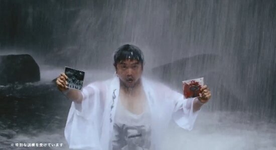 【動画】King Gnu・井口理さん、新曲を売るためにクソ高っけぇ滝に打たれる。