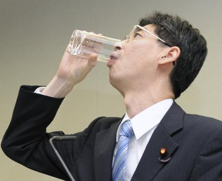2011年に処理水を飲み安全性をアピールした園田内閣府政務官、中国で「ガンで死亡した」という悪質なデマが出回ってしまう