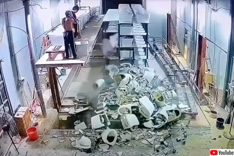 オノノノノン！便器製造工場で棚が壊れ、便器がドミノ倒し状態となり全滅