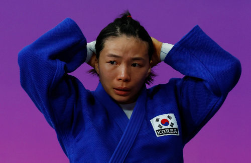 女子柔道大会で韓国選手が対戦相手に張り手を食らわせ一本負け → 終わっても握手せず座り込んで抗議