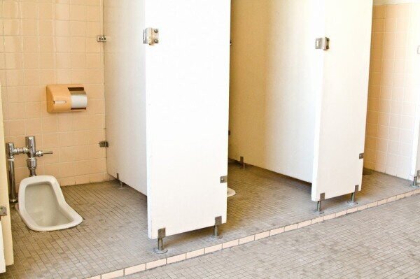 外国人「和式トイレの使い方がわからない…」 → 便器外に排泄、トイレットペーパーをゴミ箱に捨ててしまう…