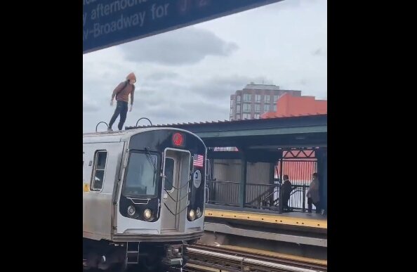 【動画】ニューヨークで流行っている「地下鉄サーフィン」がマジでヤバすぎる！！ NY市長はそれにブチギレ