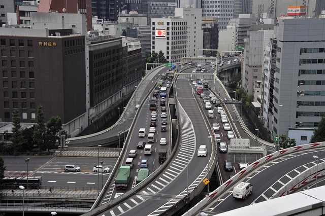 首都高に外国籍とみられる男が自転車で侵入→乗用車にひかれ死亡　これどう対策すればいいんだよ・・・