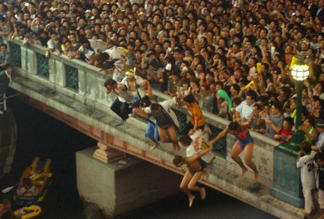 大阪府警、阪神18年ぶりの“アレ”に備え1300人規模の人員を配置へ 　道頓堀がエライことになりそう・・・