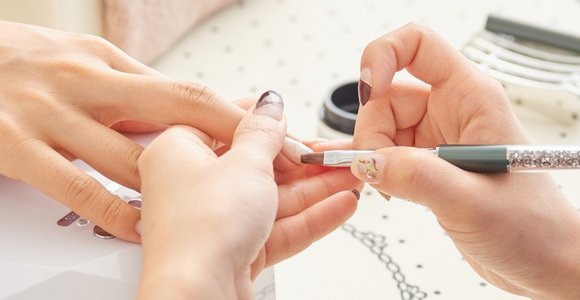 【悲報】女さん、ネイルサロンで『禿げ』をエンチャントされてしまう