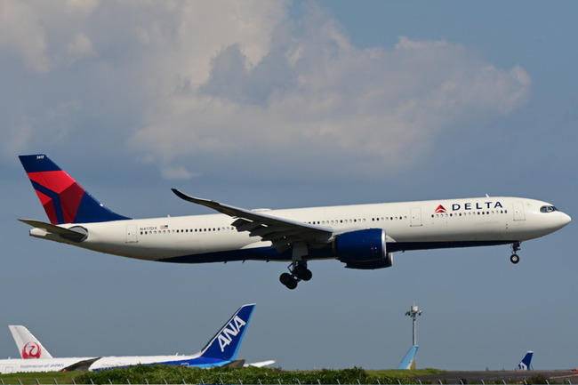 【絶望】腹痛を起こした乗客が飛行機内中に○○をぶちまけてしまう → バイオハザード認定で緊急着陸へ…