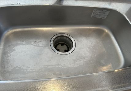 【画像】「シンクを磨いといて下さい」、ハウスクリーニング業者さん「りょ」　→　プロが本気を出した結果、ガチでピカピカを極めてとんでもないことにｗｗｗｗｗ