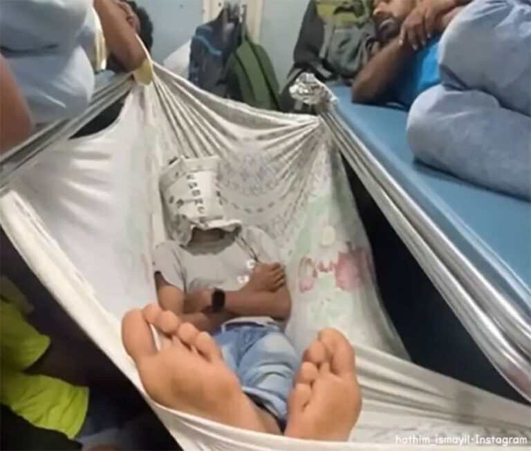 インドの超過密な満員電車でひらめいた男性。画期的な方法で寝場所を確保