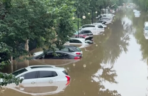 【悲報】中国の電気自動車、豪雨で次々に水没「バッテリーが発火する恐れ」「エンジン車より高額な修理費」