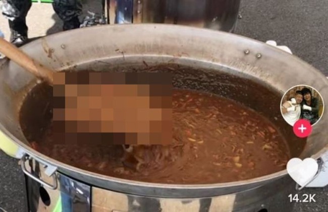 自衛隊さん、〇〇を使ってカレーを作り炎上してしまう・・・流石にかわいそう
