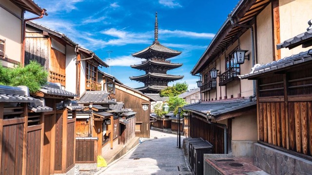 【画像】京都は景観を守るために立て看板禁止とかまでやってるのに””コレ””はなんで許されてるんだ！？？？