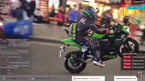 【動画】ハロウィンNGの渋谷で、バイク乗りがイキったのかウィリーをしてタクシーに突っ込んでしまう…