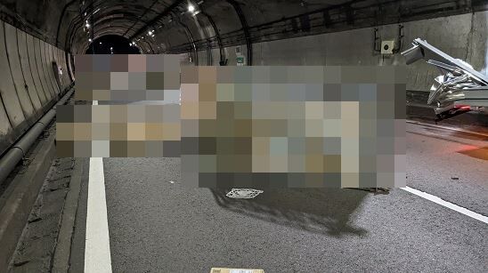 Amazonブラックフライデーの商品ぽい荷物、トラック事故で散乱しむちゃくちゃなことになる・・・