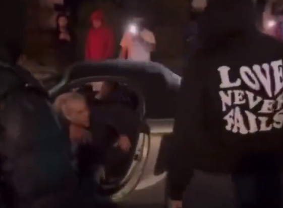 【動画】若者達「この道路を封鎖してレースやんぞ！」 女性「ちょっと、ここを通りますよ（ﾌﾞｫﾝ」 → 邪魔されてキレた若者達が女性の車をボコボコにしてしまう…