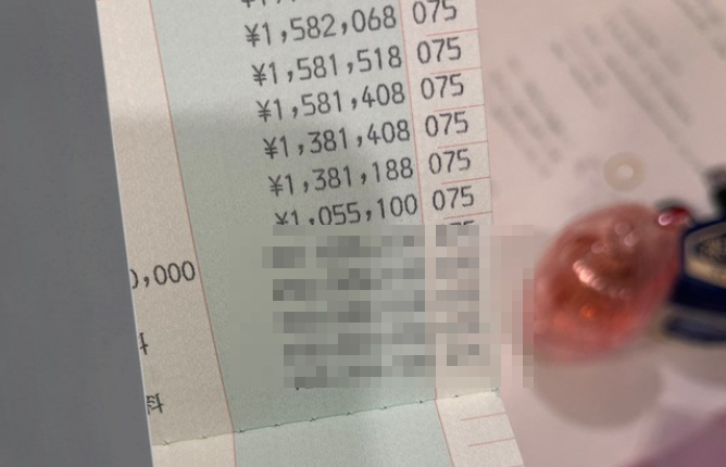 女子大生「通帳の預金残高を見るのが一番の精神安定剤」ﾊﾟｼｬｯ → とんでもない額の通帳を投稿してバズりまくるｗｗｗｗｗ