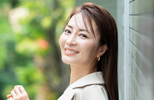 タレントの新山千春さん(42)、マッチングアプリで出会った一般男性(29)と再婚！娘さんの方が歳が近いwwww