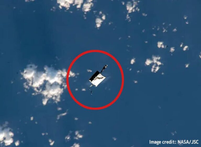 ISSの宇宙飛行士が船外活動中に工具バッグを落としてしまい、宇宙を漂う様子がとらえられる