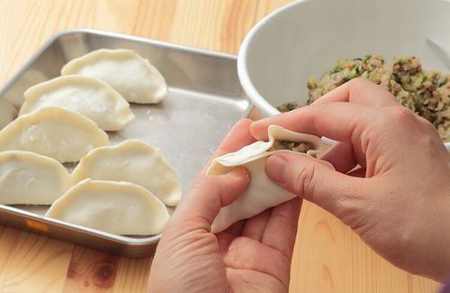 【天才】「餃子の皮、一回生産するごとに3.6キロも大量の余り皮が出て無駄で困る…せや！」　→　超頭いい天才的解決策が登場！「革命やん」