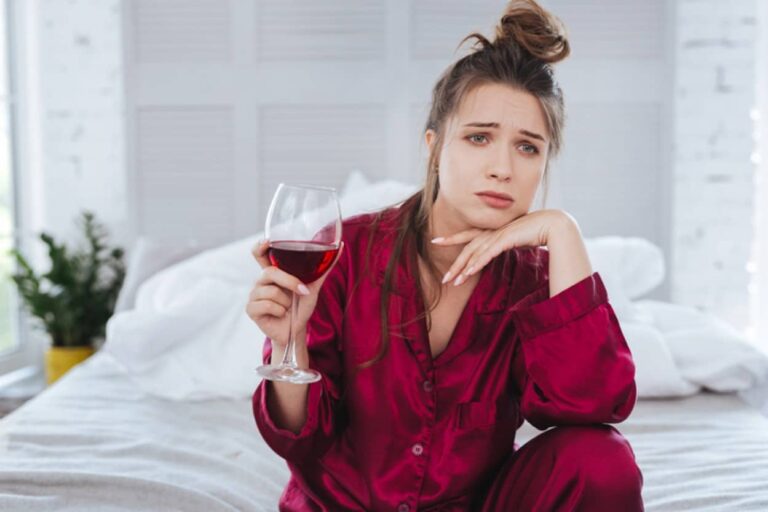 量の問題ではなかった。赤ワインを飲むと頭が痛くなる理由を科学で解明