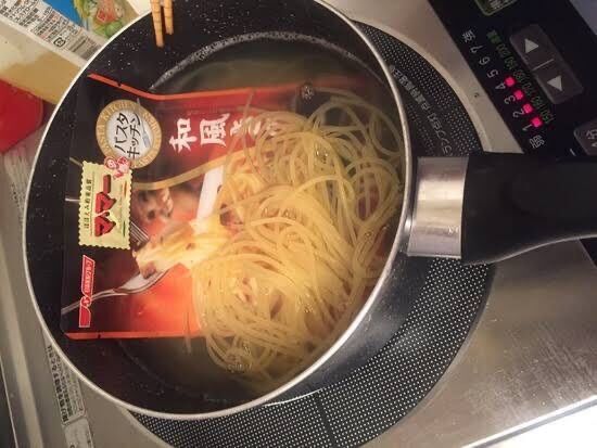 【画像】一人暮らしのパスタ、とんでもないことになる・・・