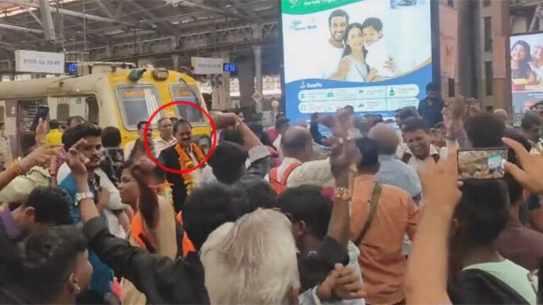 インドのローカル列車の運転手が退職する日、大勢の乗客が集まり感謝の踊りを踊る
