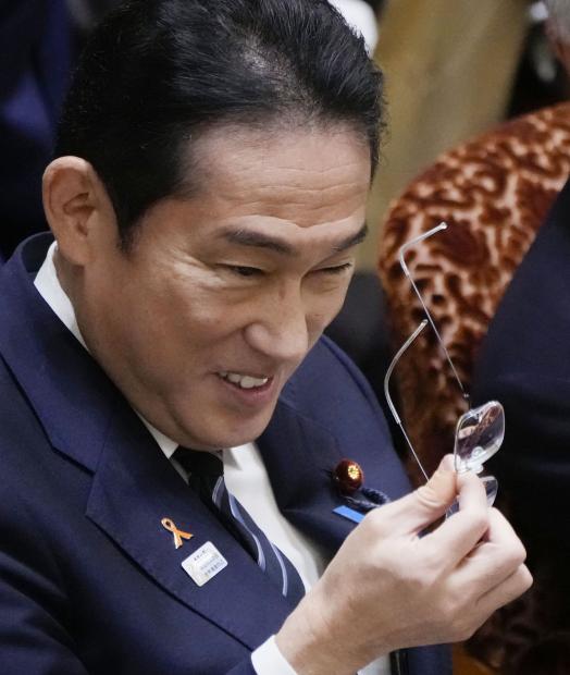増税クソメガネと言われた時の岸田首相の顔wwwww「増税クソメガネ」に苦笑　首相、承知せず