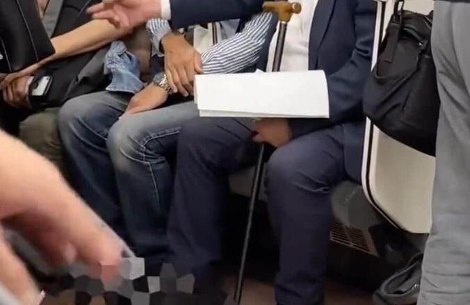 【動画あり】高齢男性、電車で泣く赤ちゃんにブチギレ…「甘やかすから日本が駄目になるんだ！！」