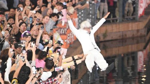 阪神タイガース優勝後の道頓堀川、渋谷ハロウィン以上にカオス化してしまうｗｗｗ