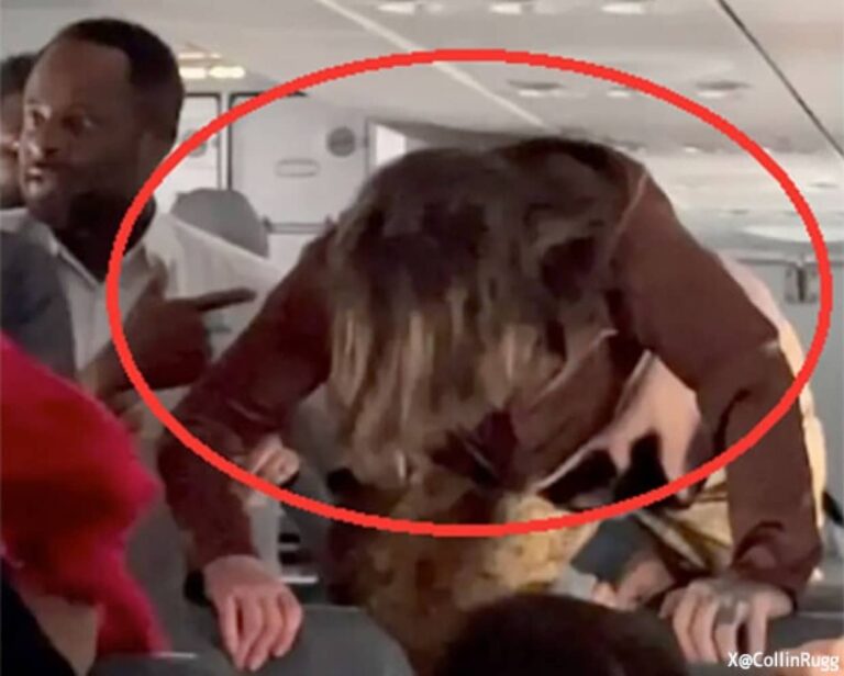 憑依されたのか？飛行機内で叫び声をあげ奇怪な行動をとる女性に乗客騒然