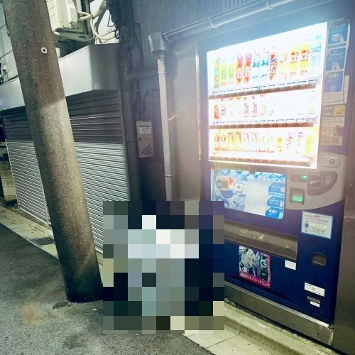 【画像】ゴミ箱がまるで“祈りを捧げている”ようだと話題に「自販機の明かりが教会のステンドグラスのよう」
