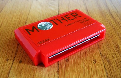 「ファミコンカセットの上に空いてる謎の穴、これ何のためにあるの？」 →　実際に使っていた高橋名人が使い方を解説！そうだったのか…
