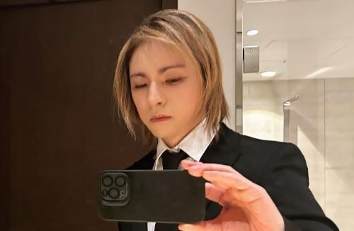 【悲報】X JAPANのYOSHIKIさん、喪服で自撮りを投稿→批判殺到