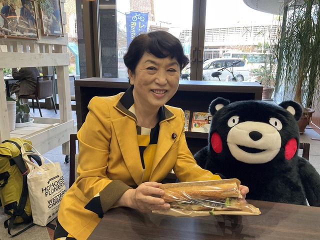 【画像】福島みずほ氏「くまモンと一緒にお昼を食べてます」 ← パチモンじゃねーかと話題に