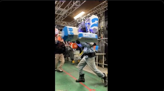 着る格ゲー！？ ロボット装着のリアルファイトゲーム『R-FIGHT』が完成