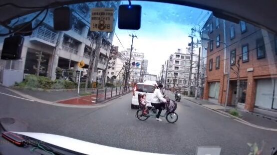 子供を乗せたママチャリ女さんの”ノールック横断”がヤバすぎる・・・ガチで自転車も免許制にした方がよくないか？