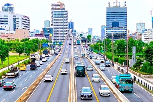【悲報】高速道路のサービスエリア、有料化が検討される・・・「大型車スペースの利用を1時間以内に」