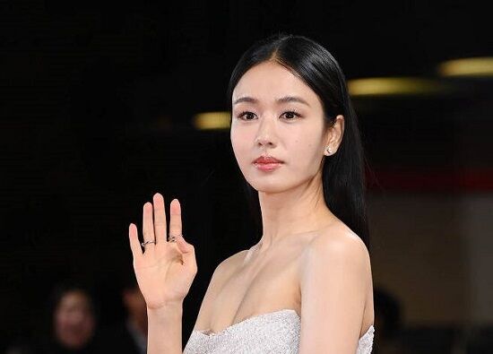 韓国の女優さん、映画賞の授賞式でドレスがずり落ちて露わな姿を晒してしまう・・・