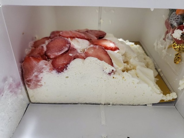 高島屋、崩れたクリスマスケーキが届いた件について謝罪「深くお詫び申しあげます」