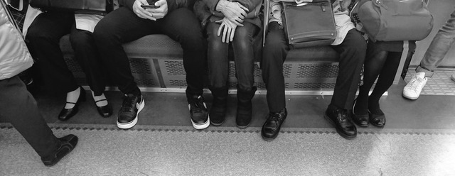 【画像】「男ってひどすぎない？電車の長椅子での男性のスペースと女性のスペースの差を見てよ」