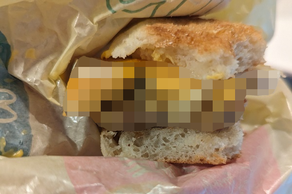 X民「朝マック食べてたら卵からナットキャップ出てきた」ﾊﾟｼｬ→SNSで晒すべきか否か物議に・・・