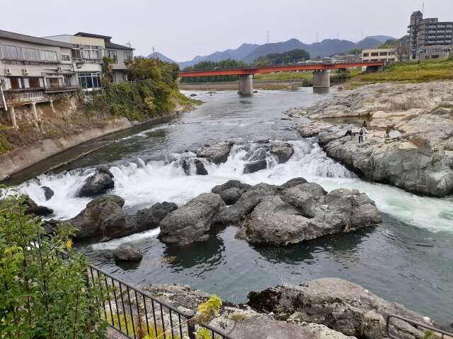 家族旅行の帰りに川の岩場に来ていた父親（36）、岩から岩へ飛び移る際にバランスを崩して転落し死亡