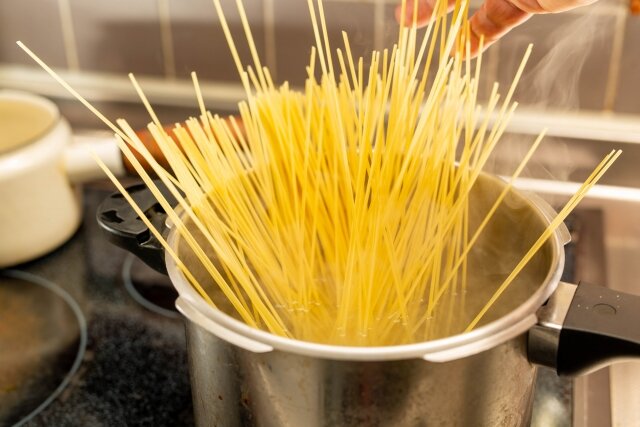 【画像】X民「パスタをこうやって茹でる人は友達」 → 賛否両論に… お前らはどう思う？