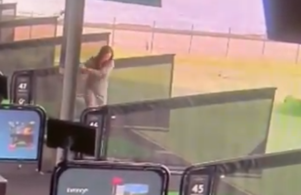 【動画】ゴルフ練習場で練習？していた女さん、コメディ映画みたいな動きをして転落してしまう… そうはならんやろ…