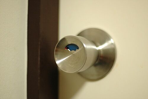 「ファミレスで見つけたトイレのドアノブ、これ画期的じゃない！？」→手で掴みたくない人には最高だと話題に！