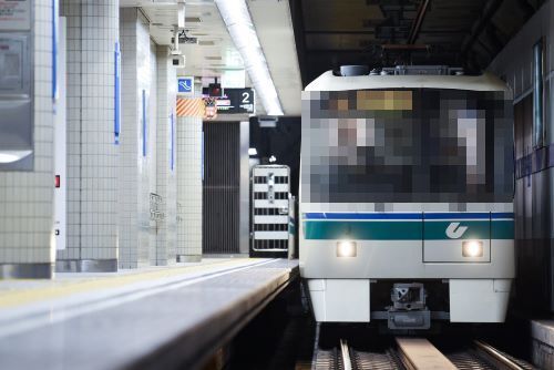 【画像】撮り鉄さん（危険行為）ﾊﾟｼｬ←運転士さんの『ゴミを見るような目』が写り込んでしまう・・・